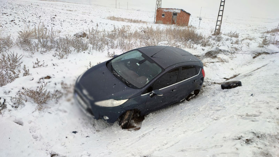 Otomobil yol kenarına savruldu! 4 yaralı