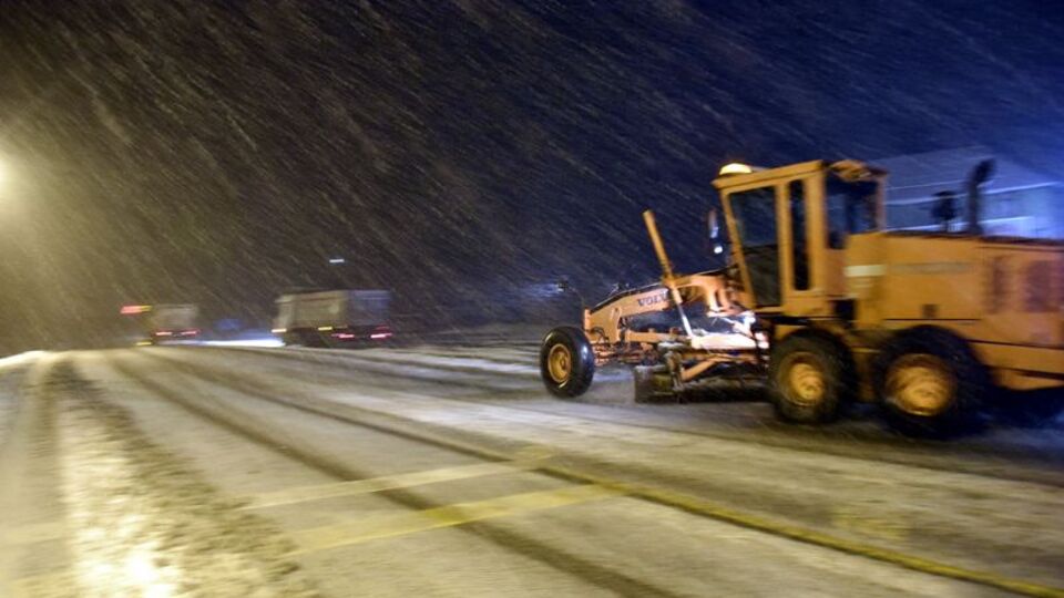 Kop Dağı Geçidi'nde ulaşıma kar ve tipi engeli