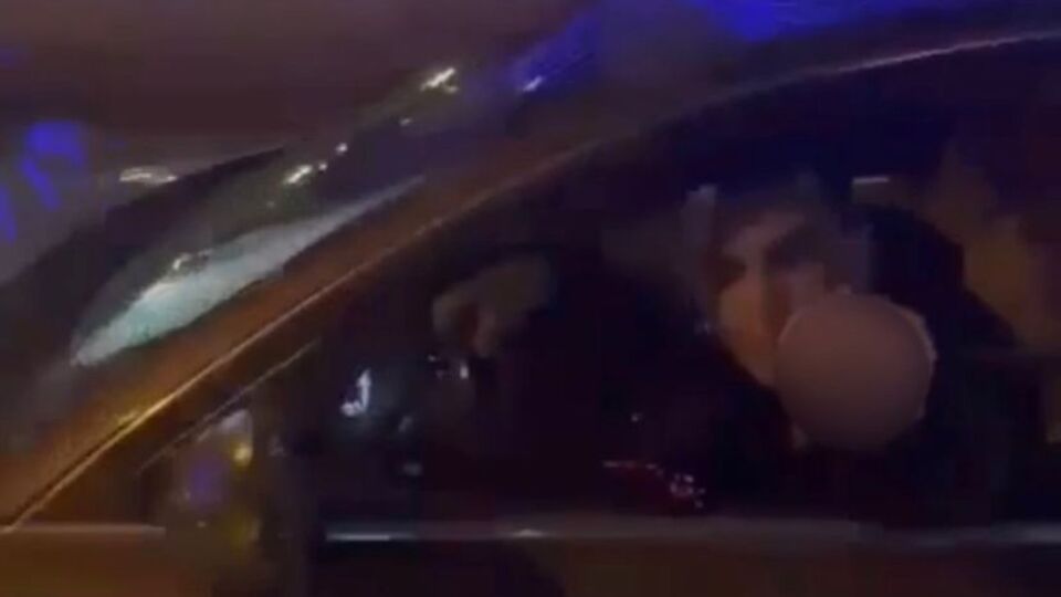 Hasta taşıyan ambulansı sıkıştırıp hakaretler yağdırdı!