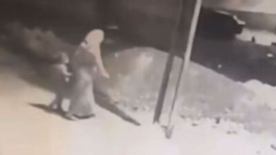 Küçük kızın ölüme yolculuğu! Annesi boş arazide boğarak öldürdü