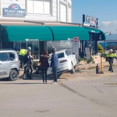 Eşiyle silahlı saldırıda yaralandı! Otomobiliyle saldırgana çarpıp öldürdü!
