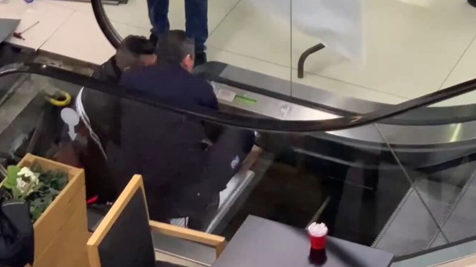 AVM'de ayağı yürüyen merdivene sıkışan çocuğun 3 parmağı koptu!