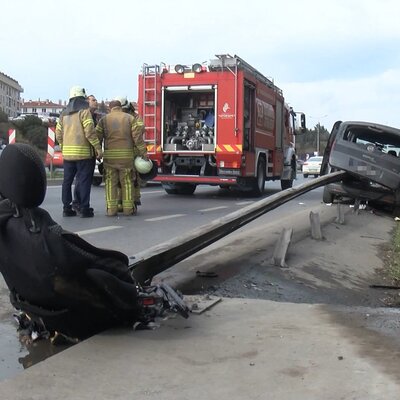 Araç bariyere saplanınca koltuk dışarı çıktı!