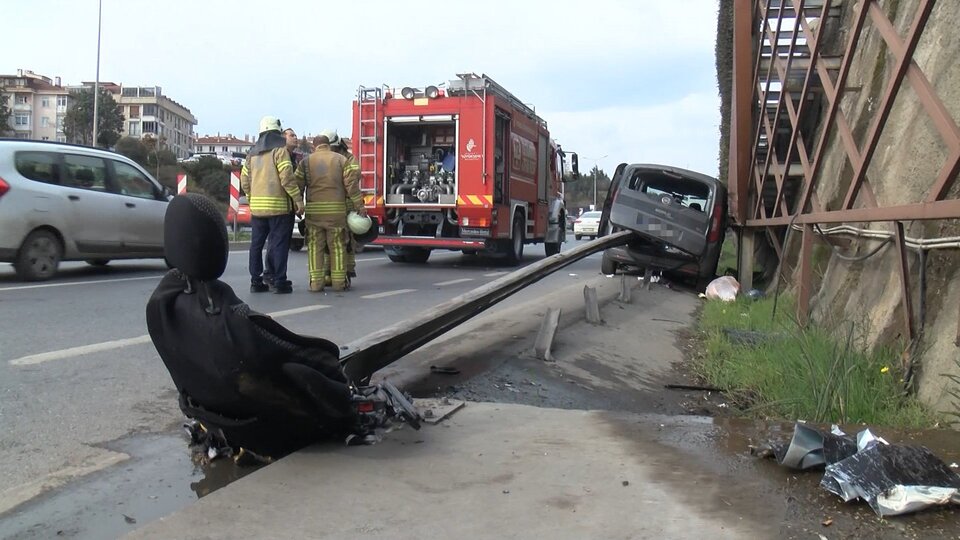 Araç bariyere saplanınca koltuk dışarı çıktı!