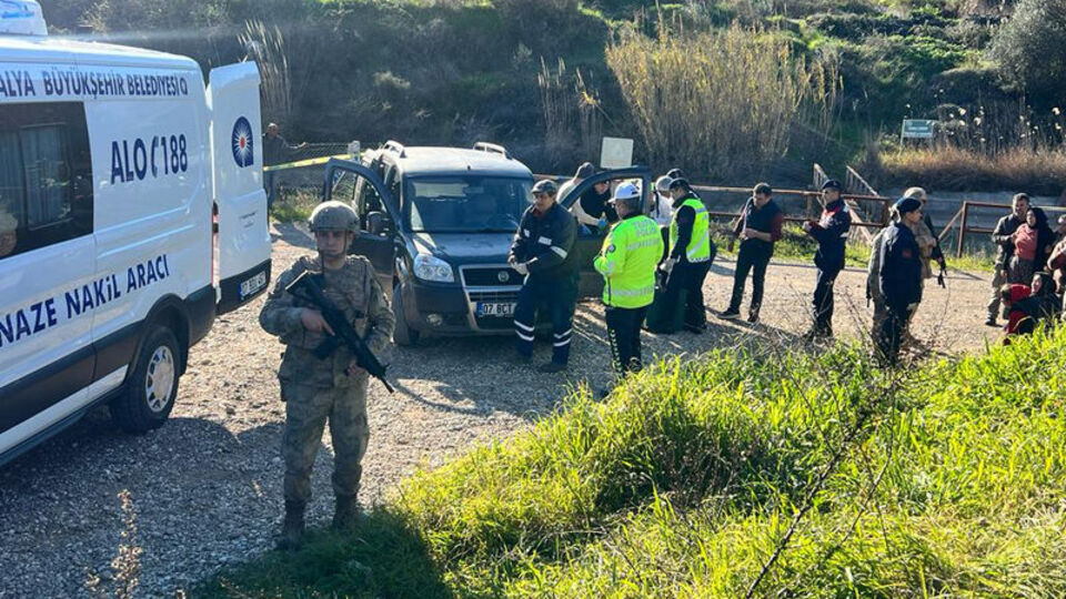 Otomobilde "kumar" infazı! 4 kişiye kurşun yağdırdı