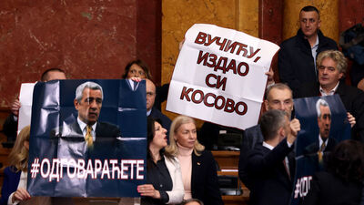 Sırbistan'da parlamento karıştı