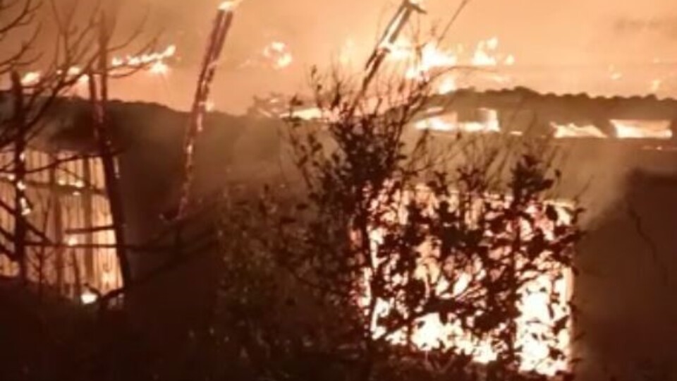 Gecekonduda çıkan yangında alevlerin arasında kaldılar!