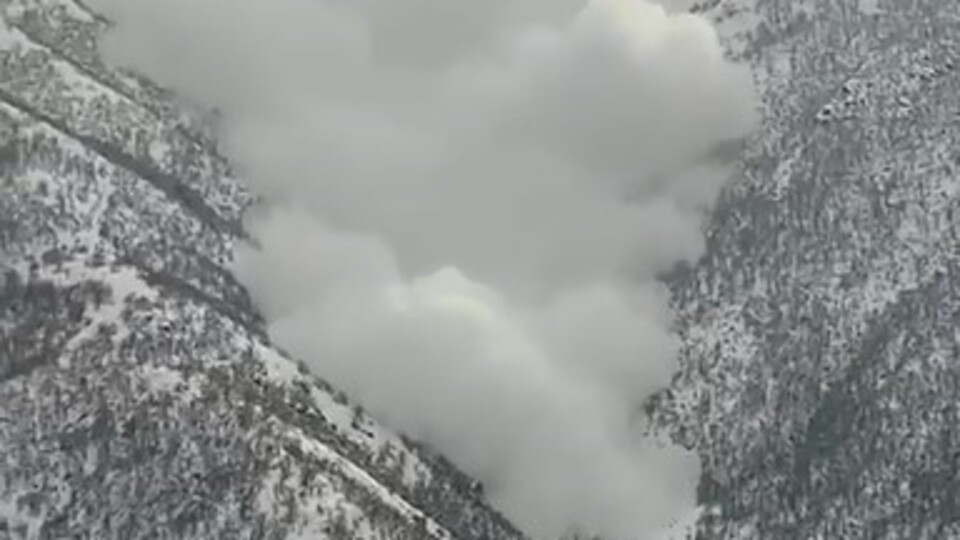 Elektrik arıza ekibi çığ tehlikesi atlattı!