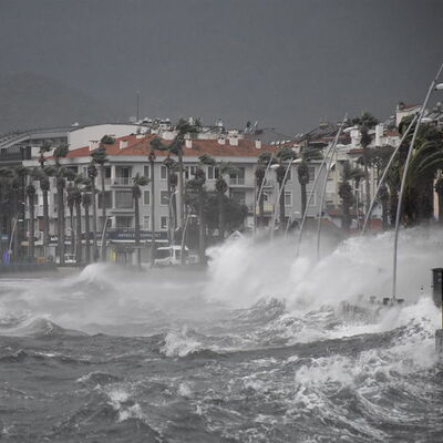 İstanbul için çok şiddetli fırtına uyarısı! Hızı 120 km'yi bulacak!