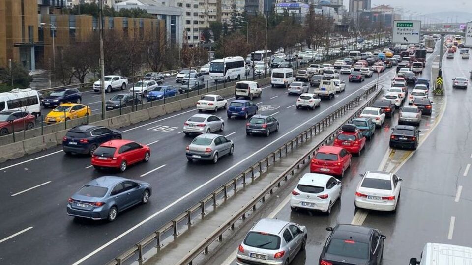 İstanbul'da yağışla trafik yoğunluğu yüzde 72 oldu!