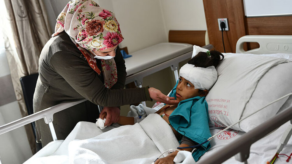 Doğuştan işitme engelli Hatice, beyin sapına yerleştirilen implantla duyacak