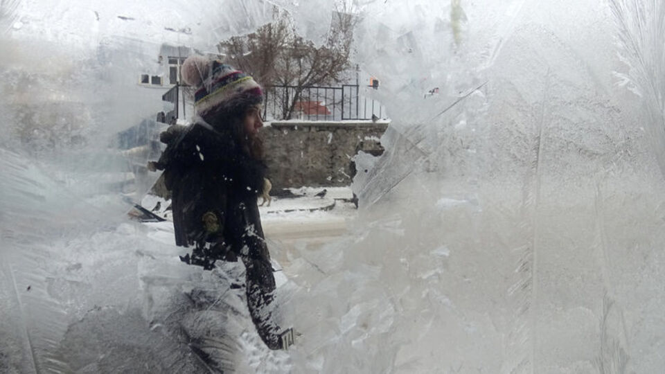 Halaylar tutuldu! Yollar kapandı! Hem sevinç hem mahrumiyet! Türkiye'den kar manzaraları...