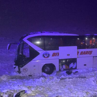 Diyarbakır´da otobüs devrildi: 35 yaralı