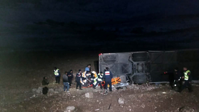 Yolcu otobüsü devrildi! Ölenler ve yaralananlar var