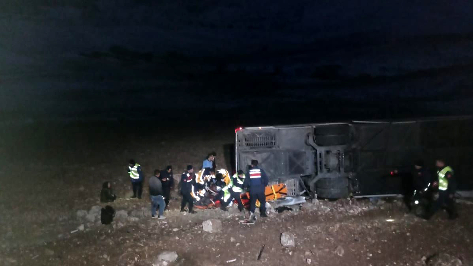 Yolcu otobüsü devrildi! Ölenler ve yaralananlar var