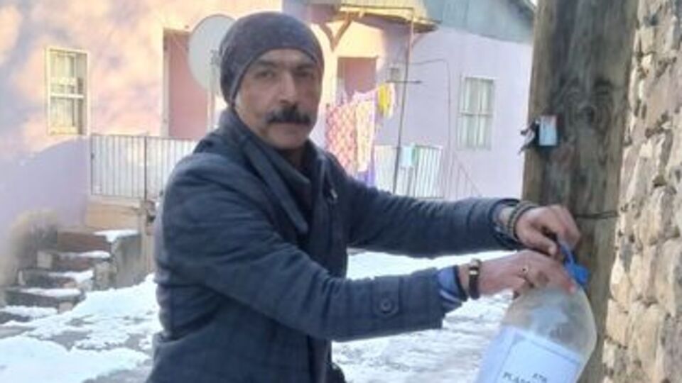 Arapgir'de gönüllü vatandaştan engellilere plastik kapak desteği