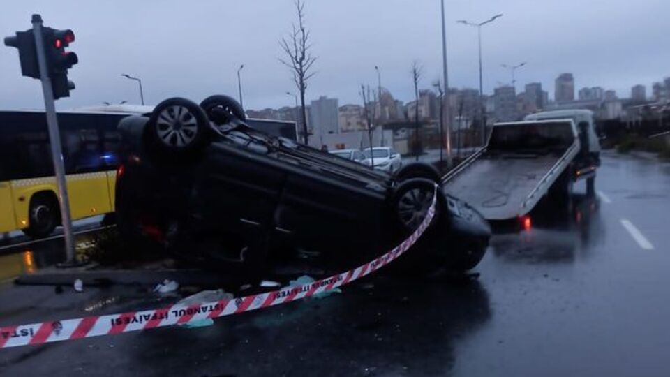 Kırmızı ışıkta geçen araç çarptı: 1 ölü, 2 yaralı