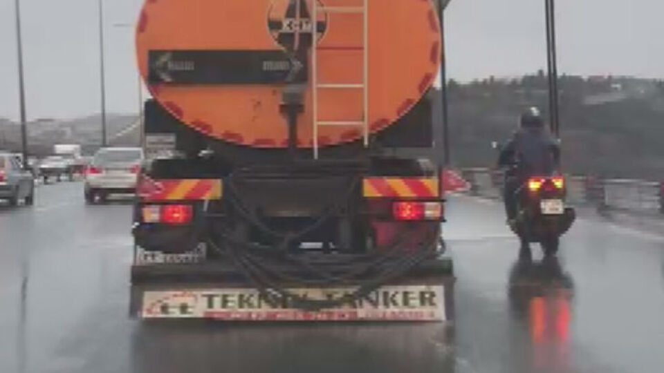 Motosikletliye kalkan oldu