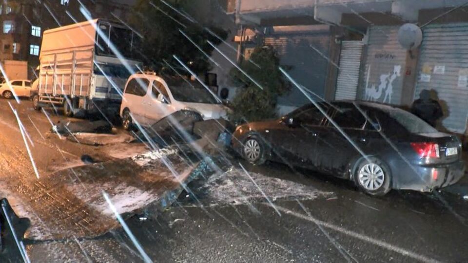 Çatı kaplaması uçtu, 2 otomobilde hasar oluştu