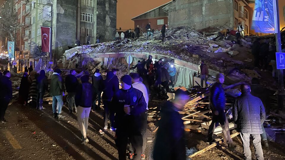 7,4'lük felakette en büyüğü 6.6 büyüklüğünde 50 artçı!