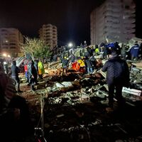 Karalar: Apartmanlar toz olmuş, kağıt gibi sanki