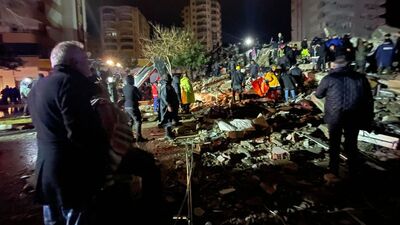 Karalar: Apartmanlar toz olmuş, kağıt gibi sanki