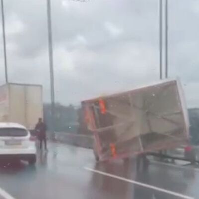 FSM'de römork yan yattı! Kadıköy'de ağaç devrildi! İstanbul'da etkili fırtına!