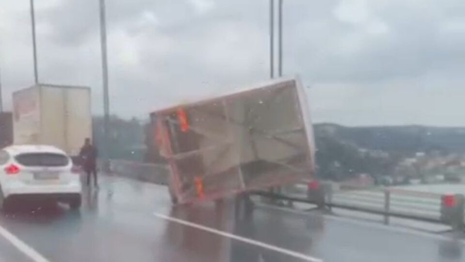 FSM'de römork yan yattı! Kadıköy'de ağaç devrildi! İstanbul'da etkili fırtına!