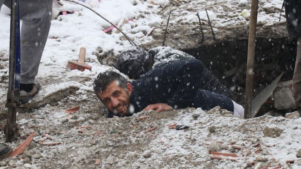 Kurtarma çalışmaları sürüyor! "Ses geliyor mu?"