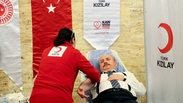 TBMM Başkanı Şentop deprem bölgesi için kan bağışında bulundu