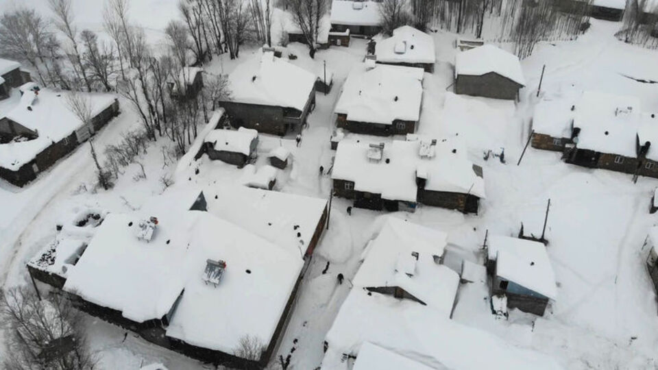 Muş'ta 1800 rakımdaki köy kara gömüldü