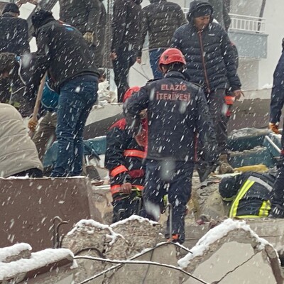 8 bloklu site çöktü! Çok sayıda kişi enkaz altında