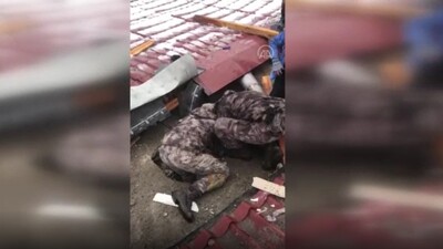Özel harekat polisleri, 5 kişiyi enkazdan çıkardı