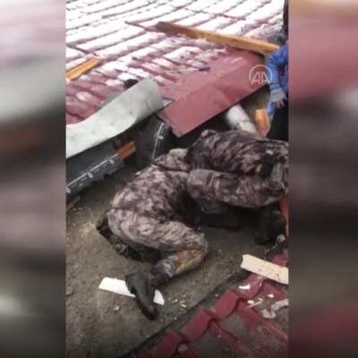 Özel harekat polisleri, 5 kişiyi enkazdan çıkardı