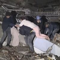 16 saat sonra enkazdan sağ çıkarıldı