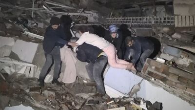 16 saat sonra enkazdan sağ çıkarıldı