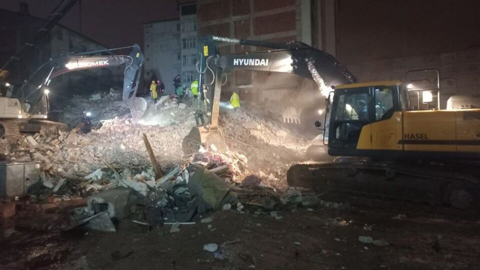 Elazığ'da bir binada arama kurtarma çalışması