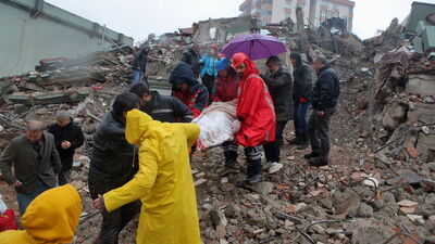 Kanepenin yaşam üçgeni anne ile kızını kurtardı!