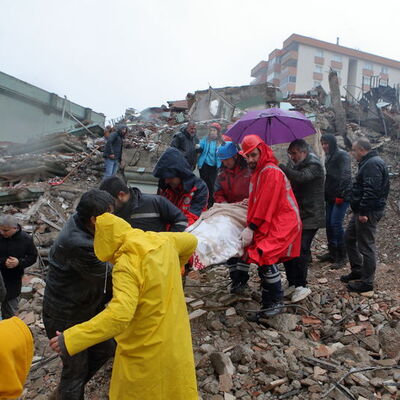 Kanepenin yaşam üçgeni anne ile kızını kurtardı!