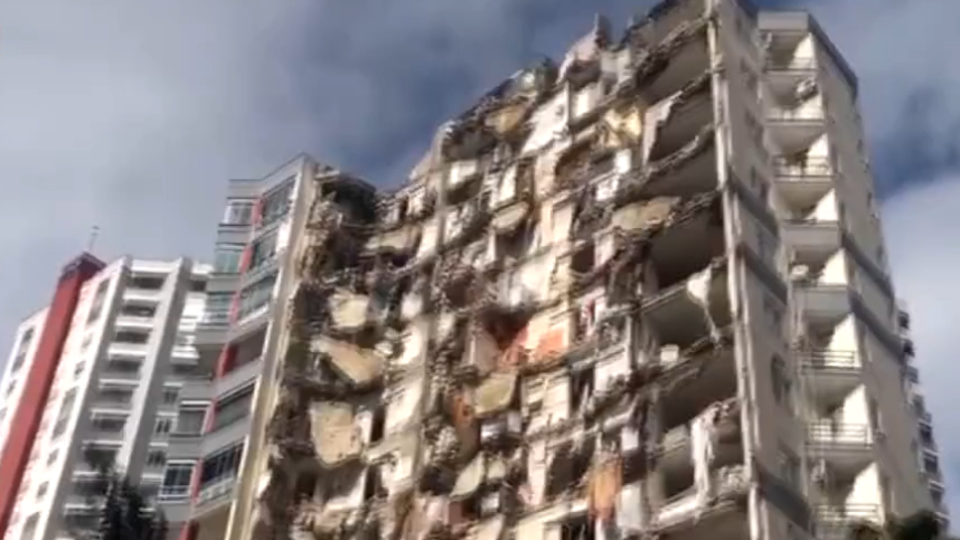 Yer: Adana! Binanın yarısı yıkıldı