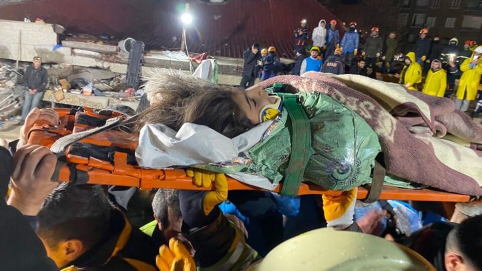 13 yaşındaki Rabia, 16 saat sonra çıkarıldı