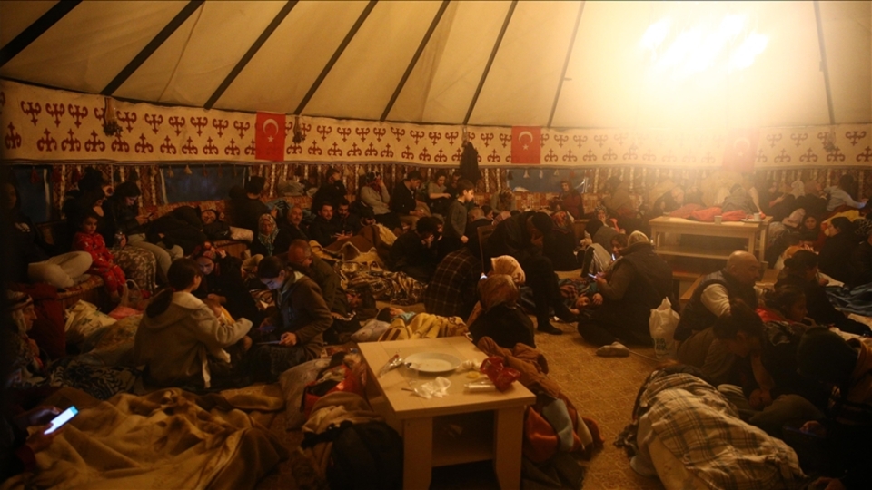 Osmaniye'de depremzedeler çadırlara yerleşmeye başladı