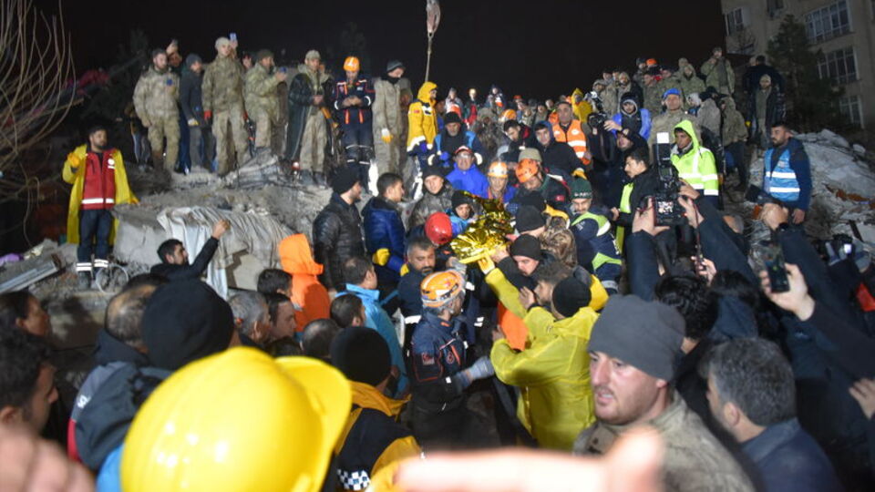 İskenderun'da 18 saat sonra bir kişi kurtarıldı