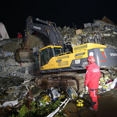 İskenderun Devlet Hastanesi'nin ek binasında arama kurtarma çalışmaları sürüyor