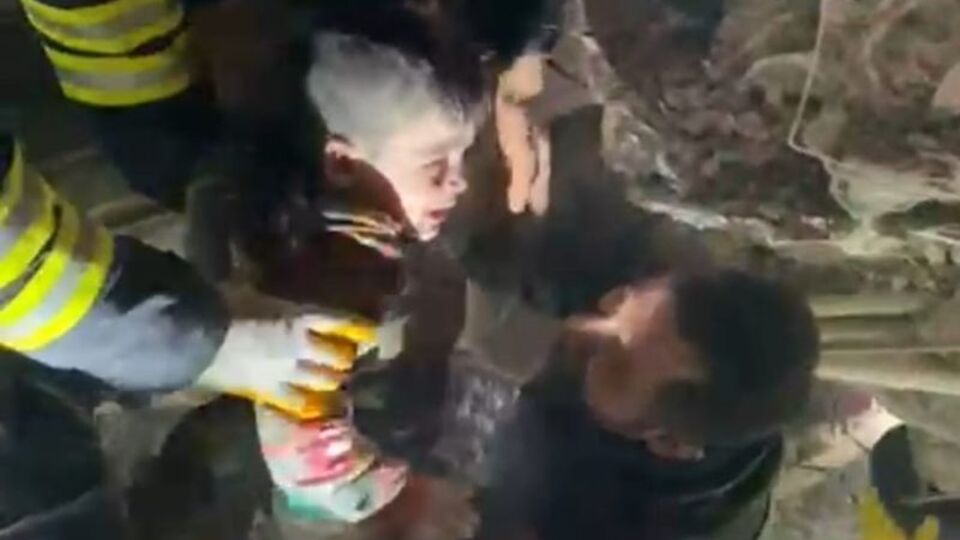 Üç yaşındaki Miran, enkazdan 22 saat sonra kurtarıldı!