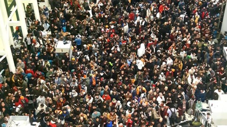 Binlerce yardım gönüllüsü İstanbul Havalimanı'na akın etti