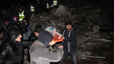 Hatay'da 23 saat sonra enkazdan 1'i çocuk 4 kişi kurtarıldı