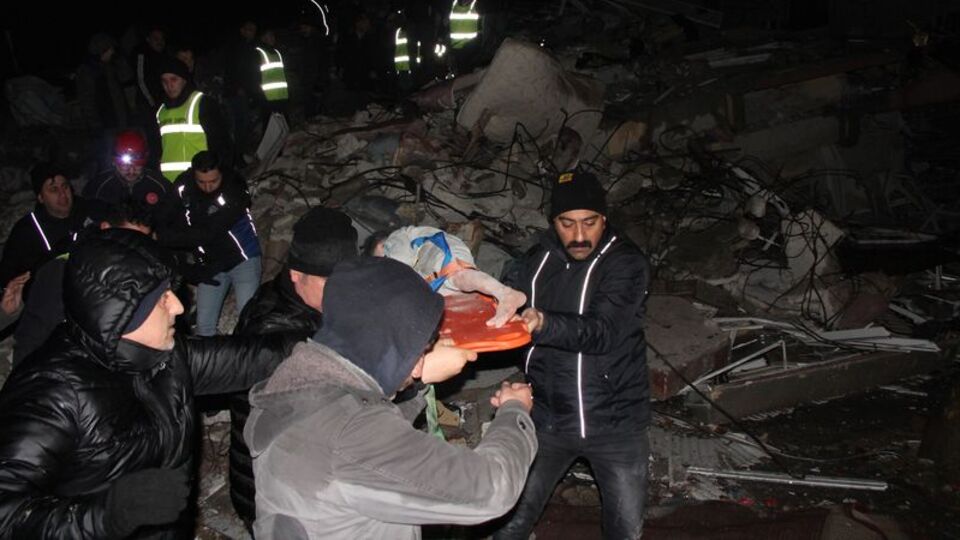 Hatay'da 23 saat sonra enkazdan 1'i çocuk 4 kişi kurtarıldı