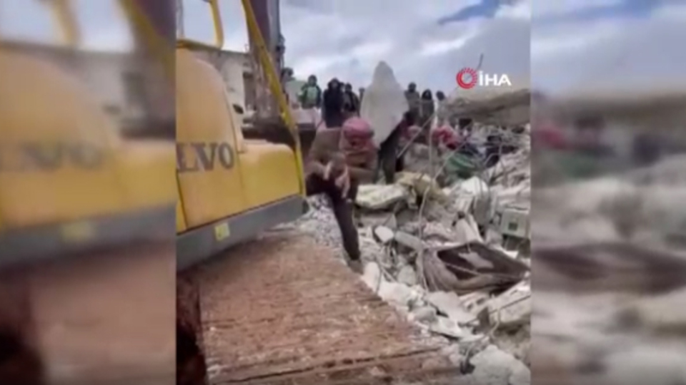 Suriye'de enkaz altında doğum yaptı