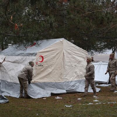 Kızılay, deprem bölgesinde çadır kurmaya başladı